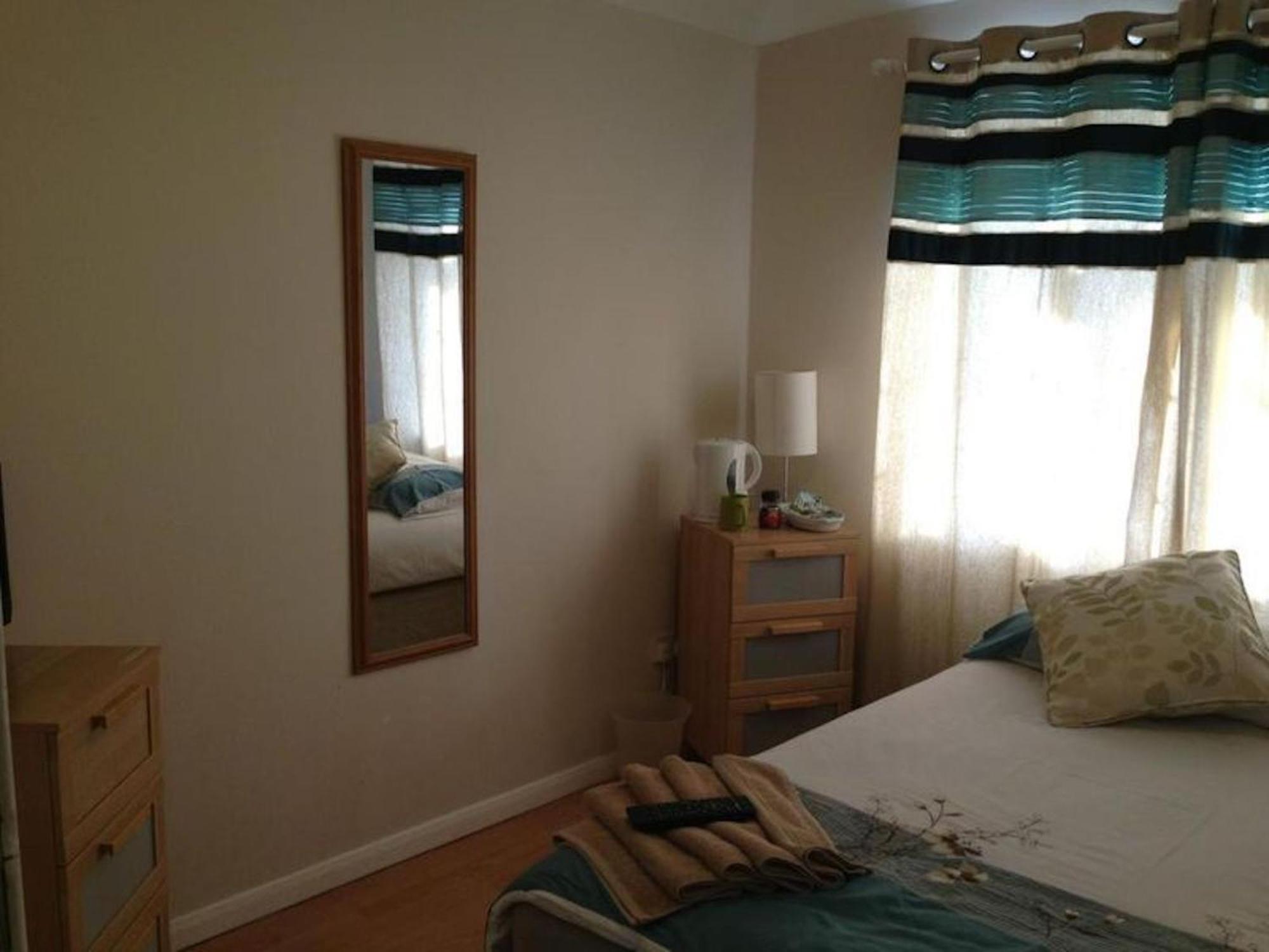Room In Guest Room - Comfortable Family Room With Tv, Free Fast Wifi, Sleeps 4 With 1 Bunk Bed Hayes  Buitenkant foto