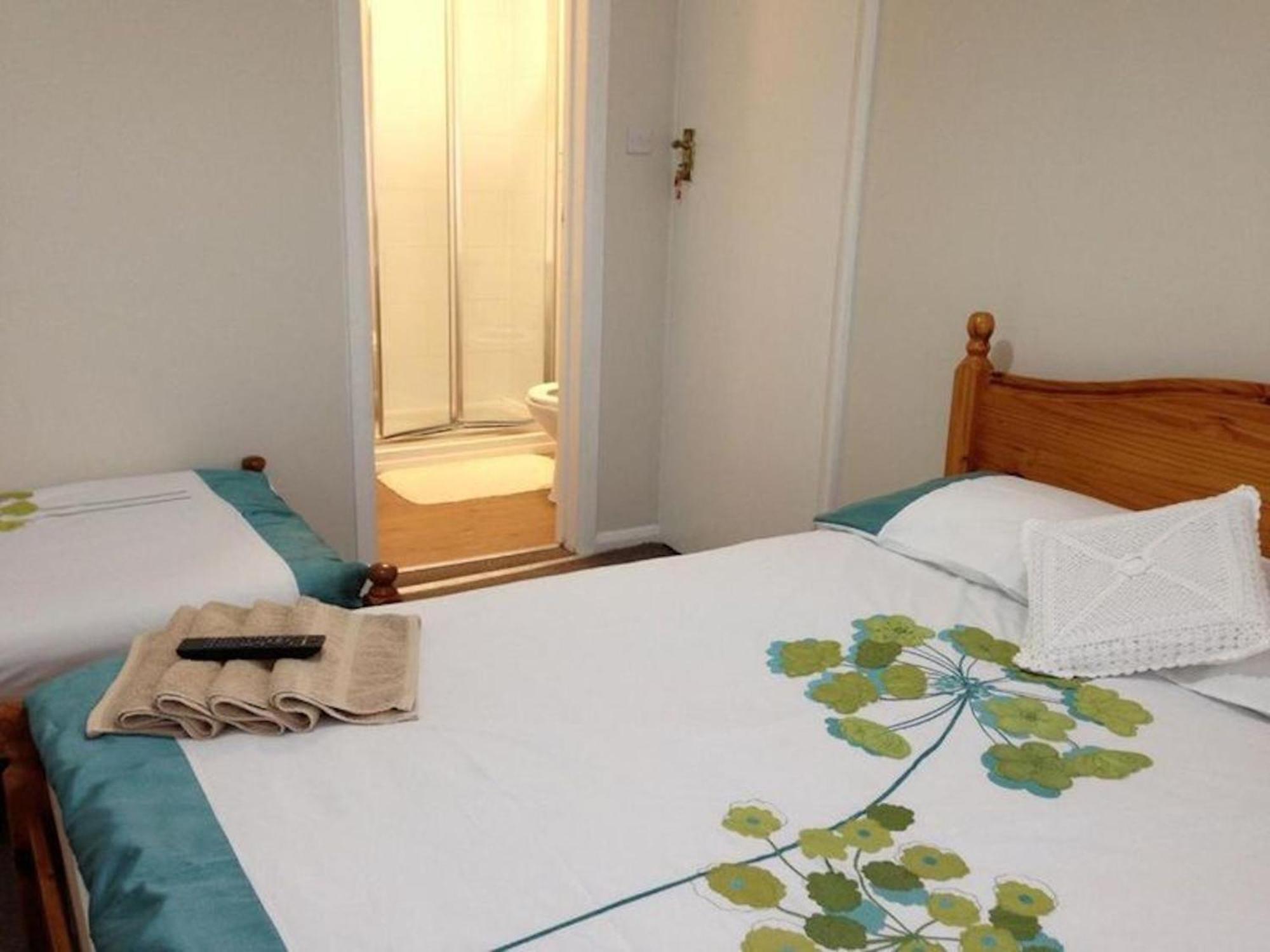 Room In Guest Room - Comfortable Family Room With Tv, Free Fast Wifi, Sleeps 4 With 1 Bunk Bed Hayes  Buitenkant foto