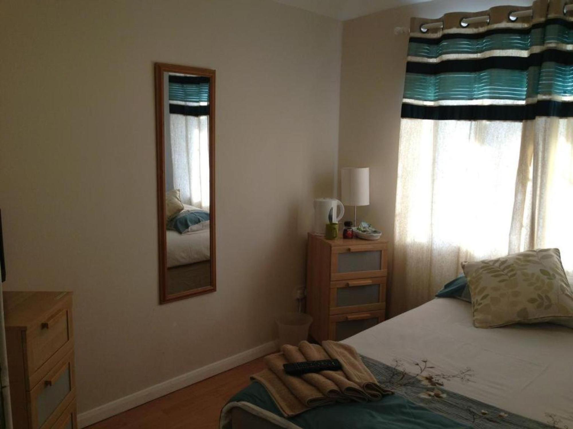 Room In Guest Room - Comfortable Family Room With Tv, Free Fast Wifi, Sleeps 4 With 1 Bunk Bed Hayes  Buitenkant foto